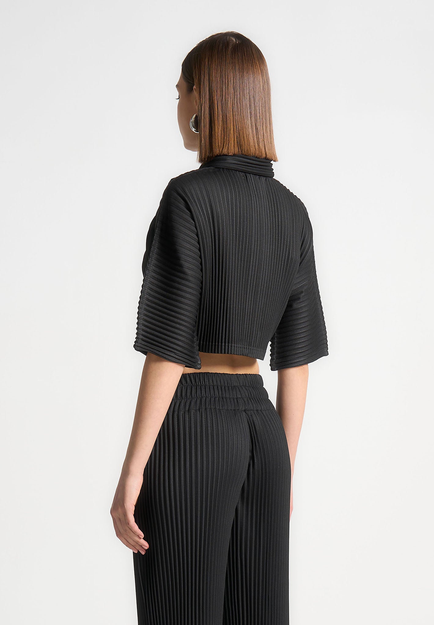 pleated-cropped-shirt-black-1