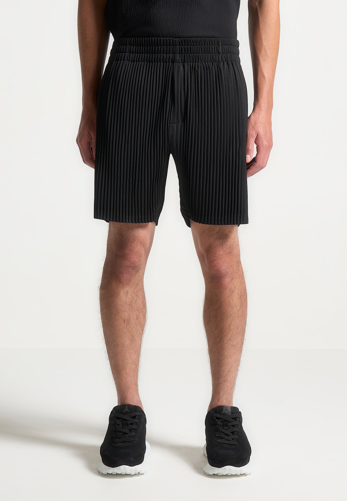 pleated-shorts-black