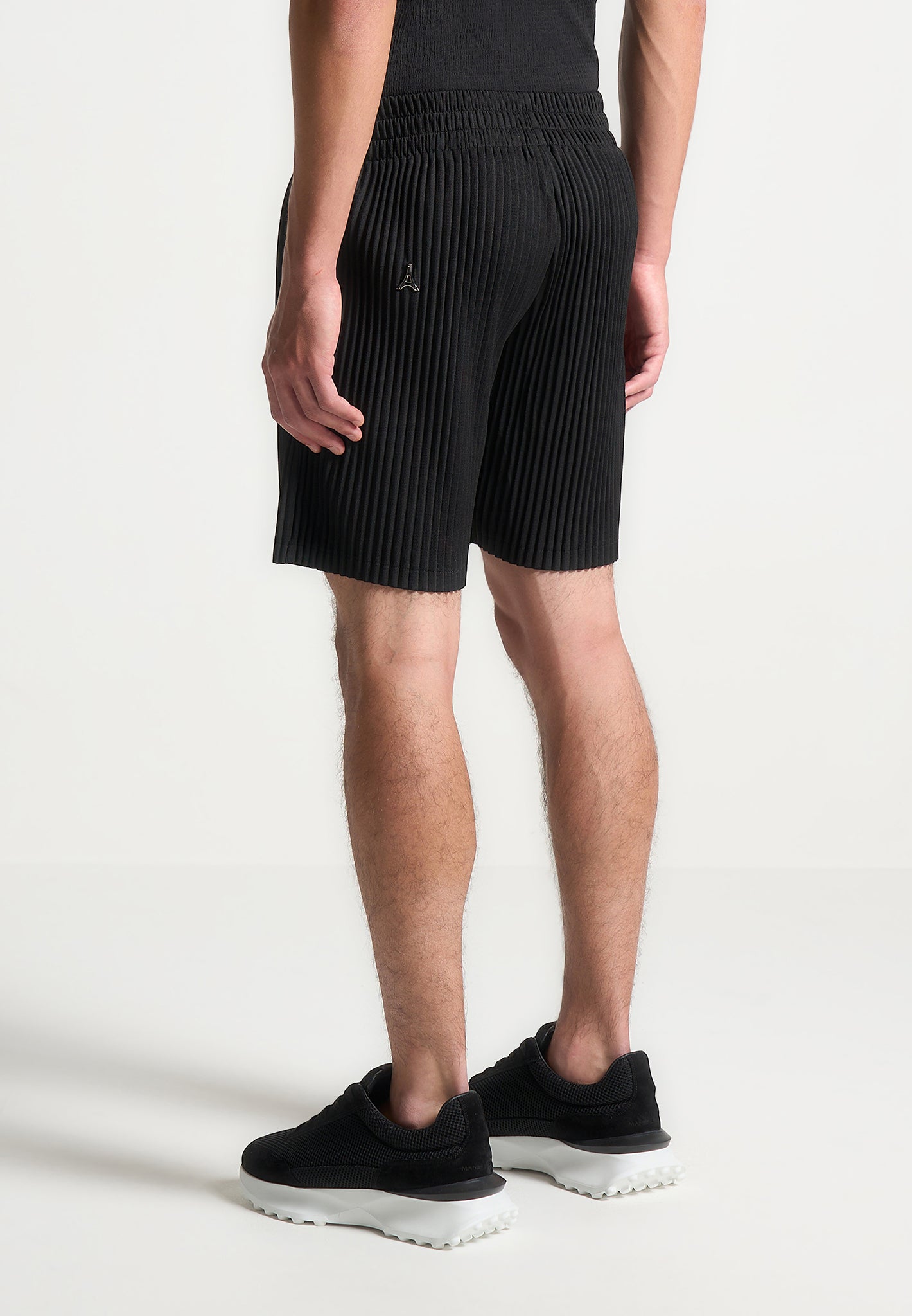pleated-shorts-black