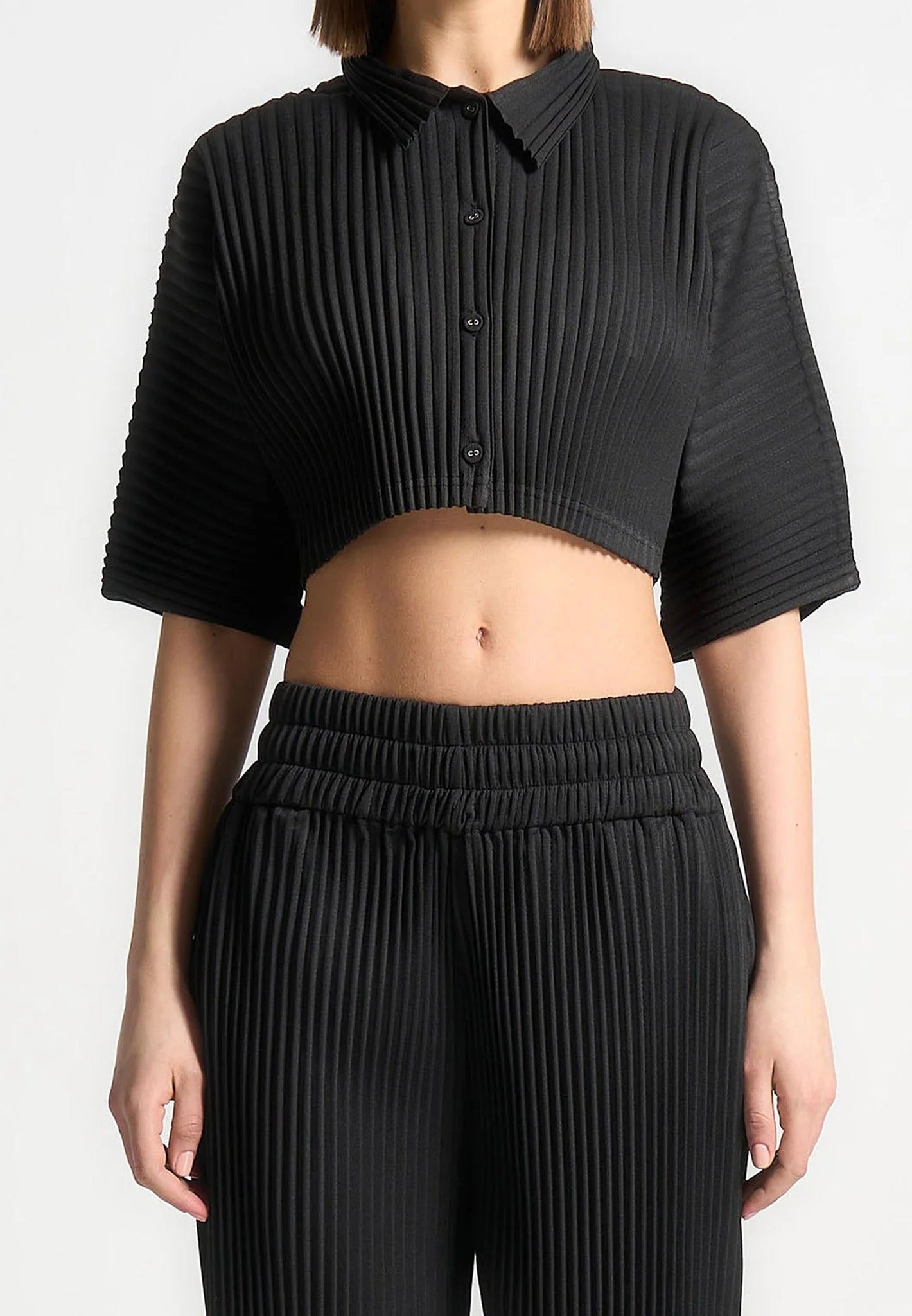 M⁠ona - Pleated Cropped Shirt - Black