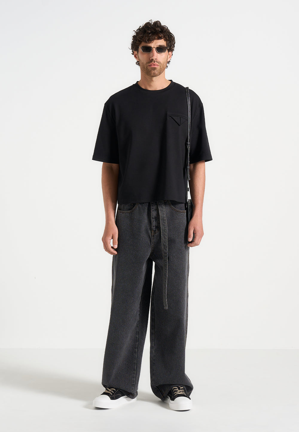 Léon - Boxy Cropped T-Shirt - Black