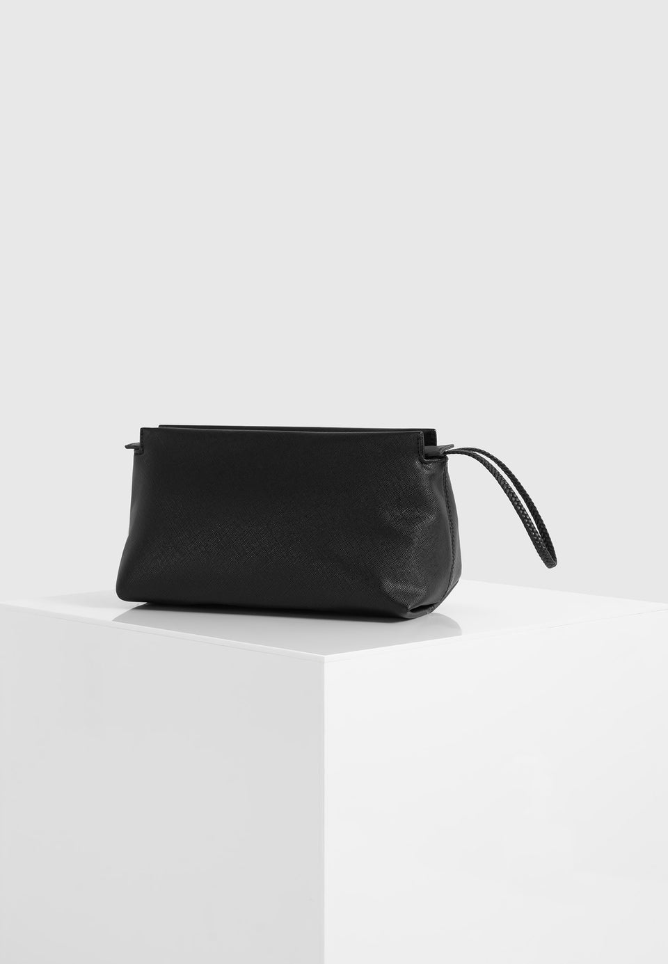 jessy-textured-leather-washbag-black