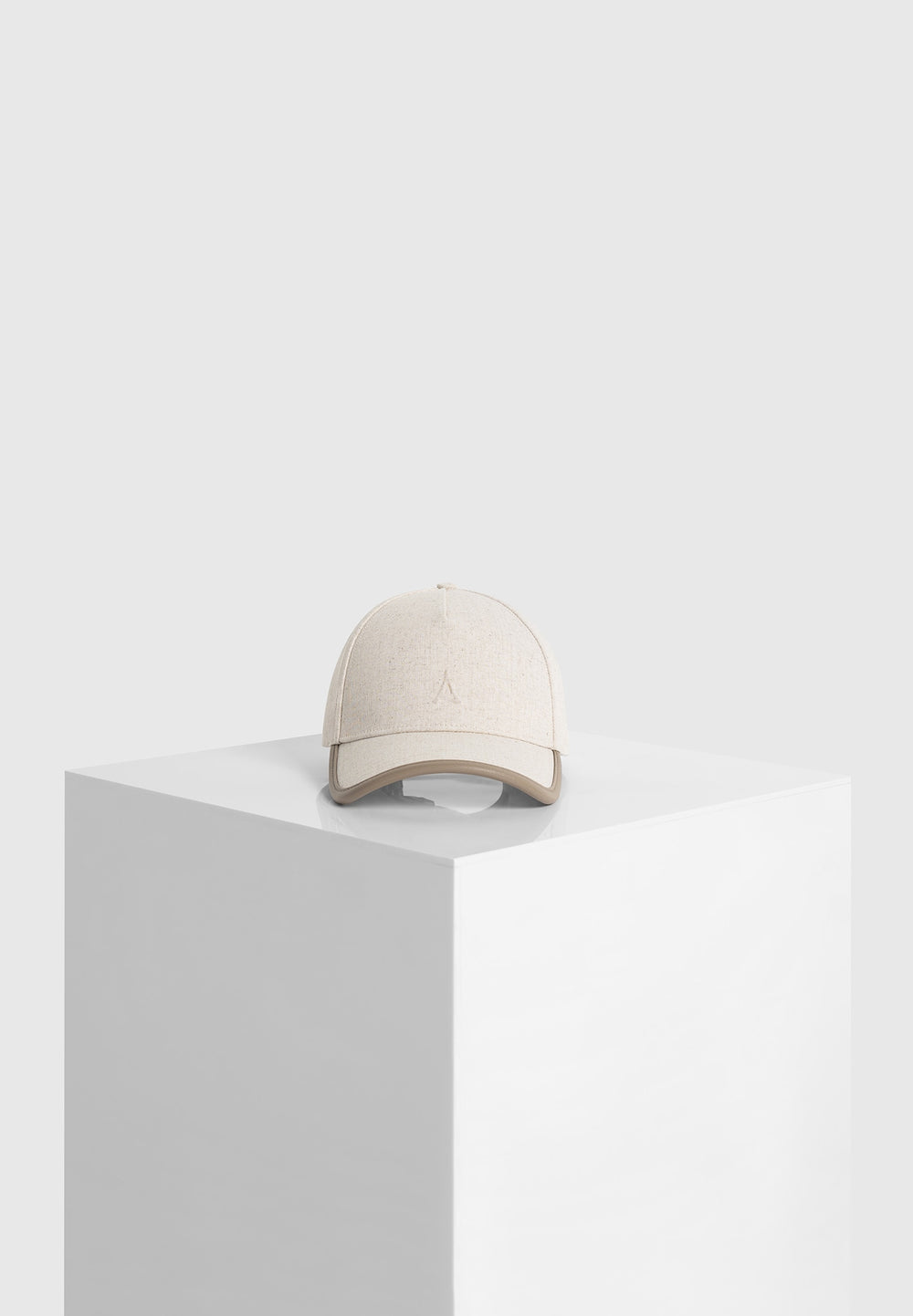 embossed-eiffel-cap-with-leather-trim-natural