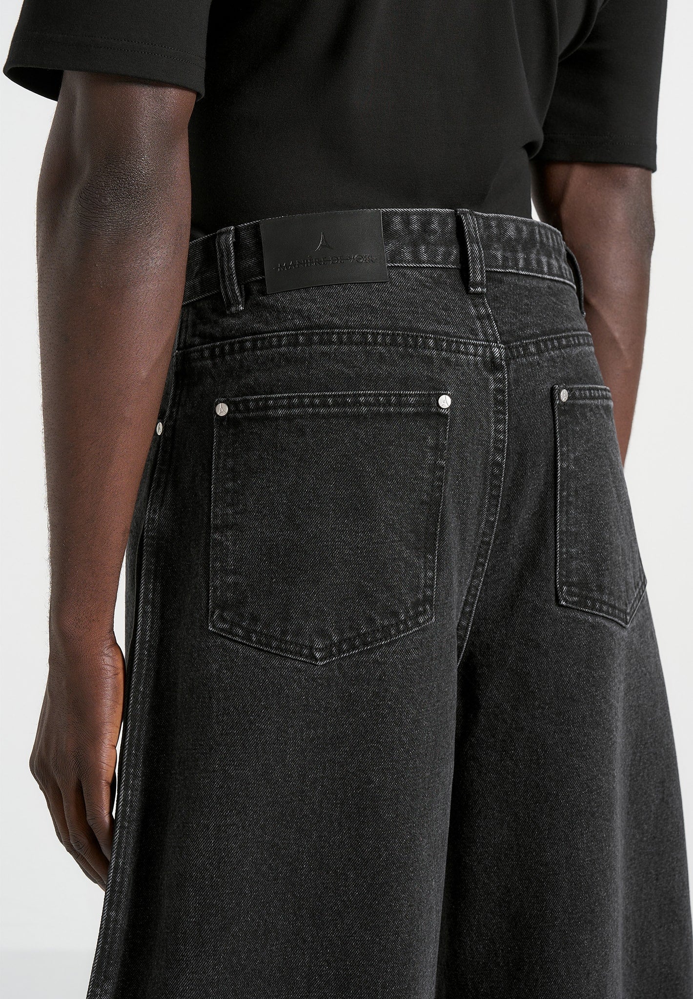 Xander - Barrel Leg Jeans - Black