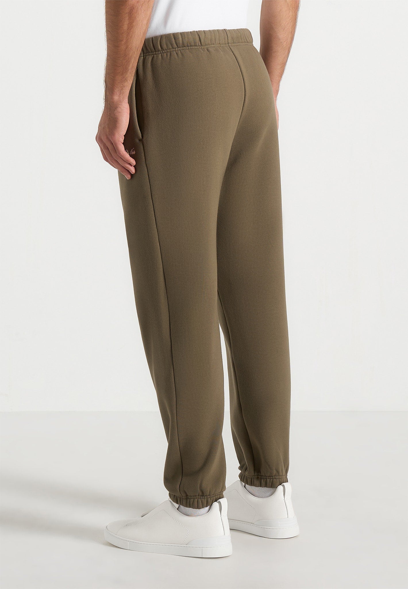 js005-signature-regular-fit-cuffed-joggers-olive