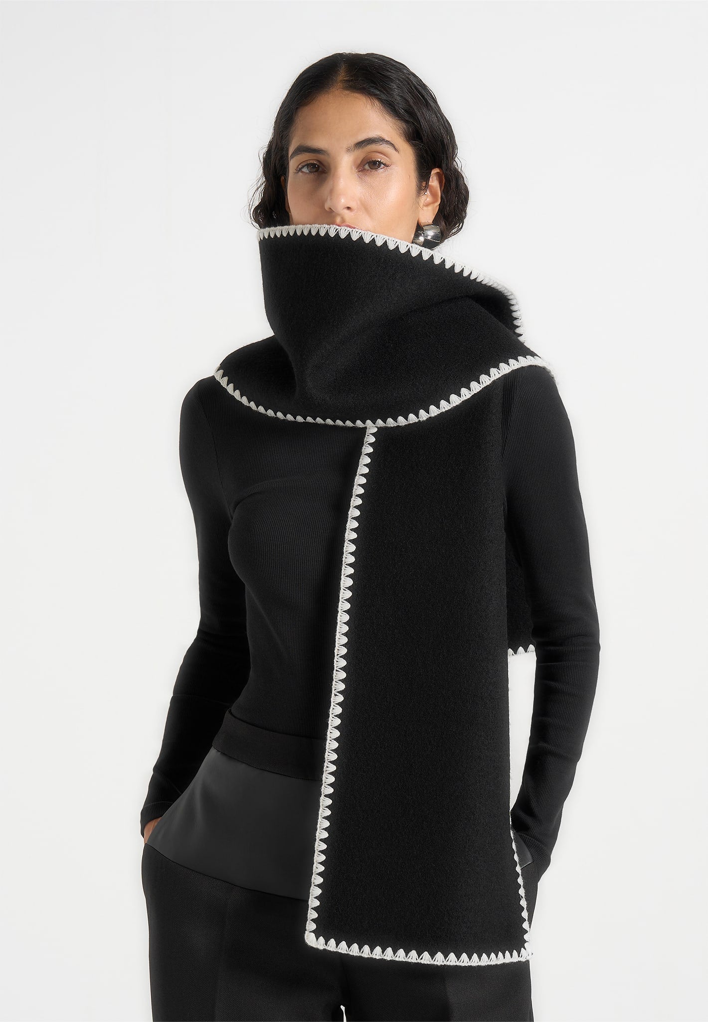 aube-blanket-stitch-wool-scarf-black