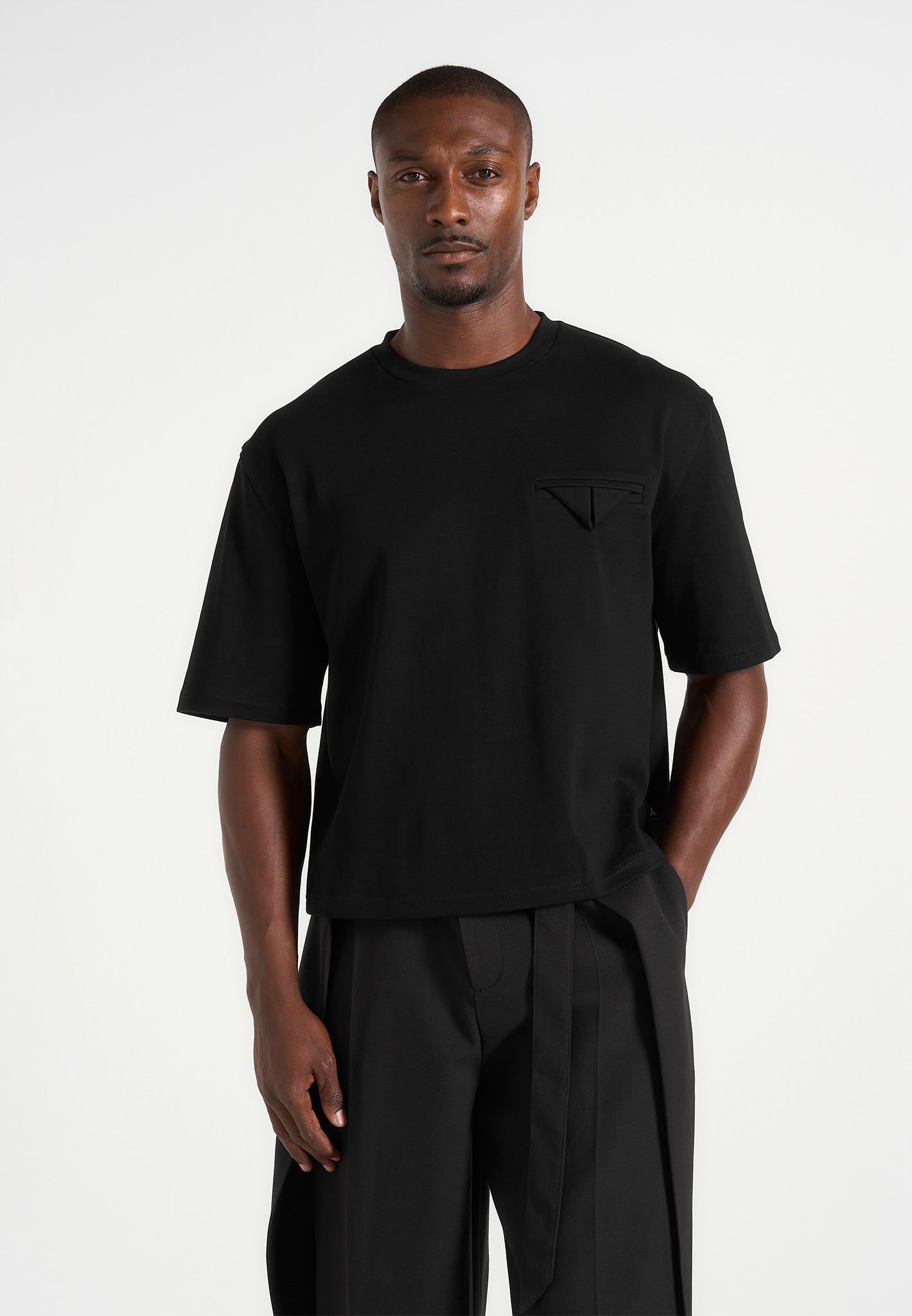 Leon - Boxy Cropped T-Shirt - Black