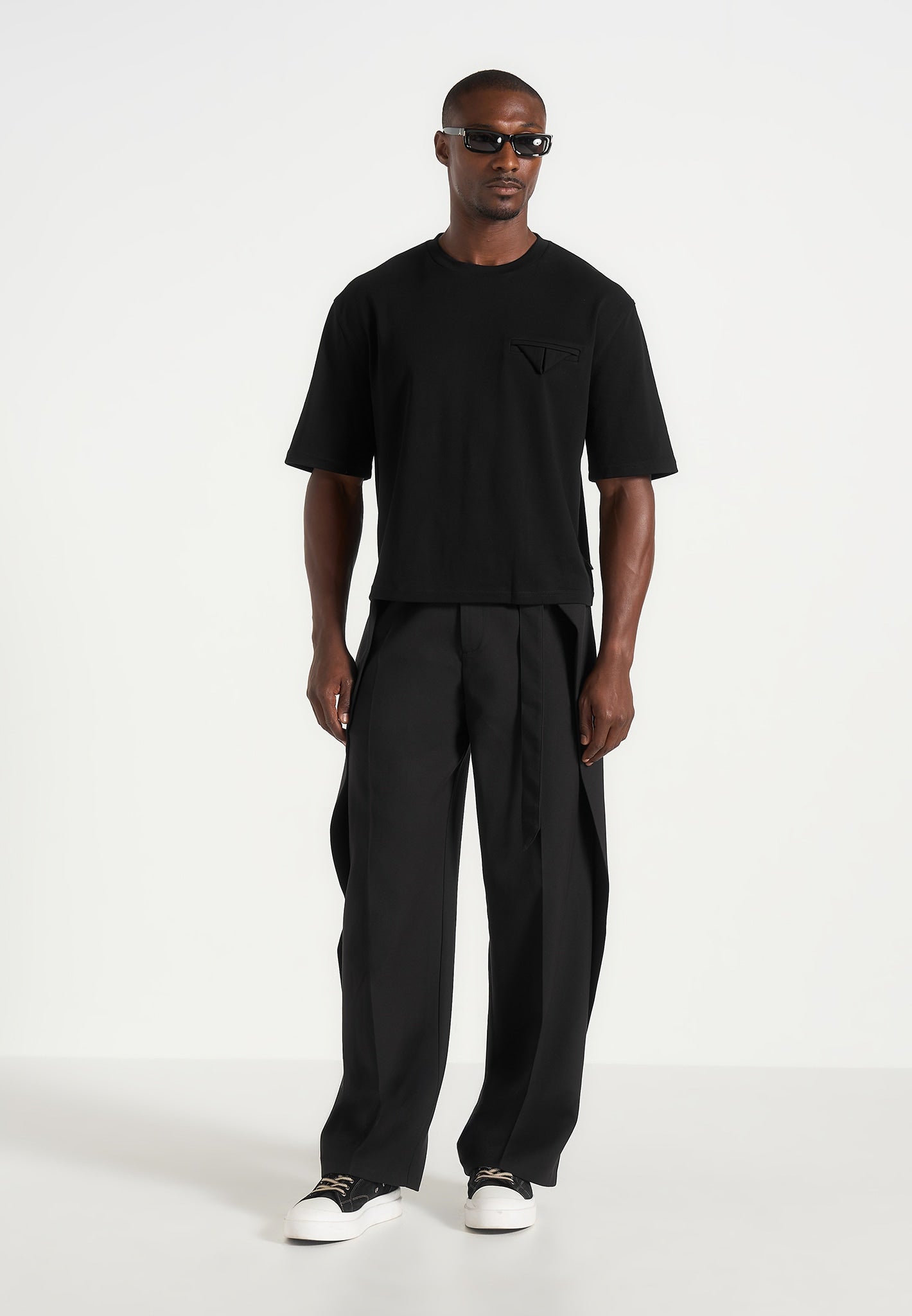 Leon - Boxy Cropped T-Shirt - Black