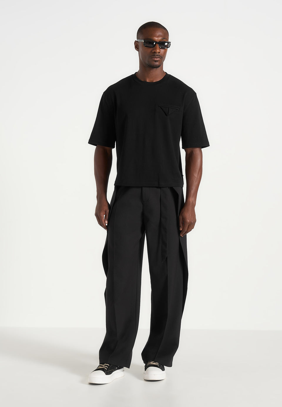 Leon - Boxy Cropped T-Shirt - Black