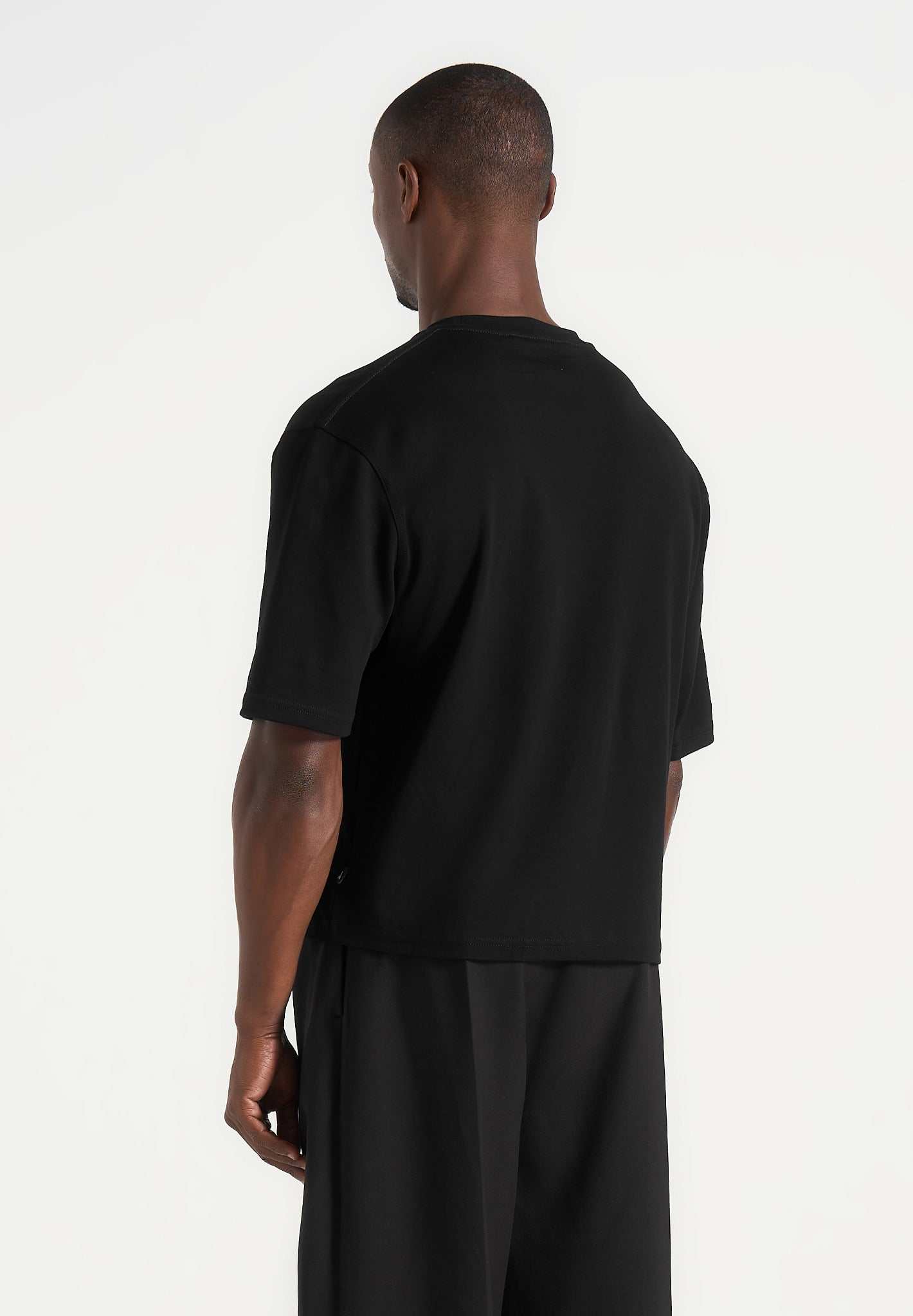 Leon - Boxy Cropped T-Shirt - Black