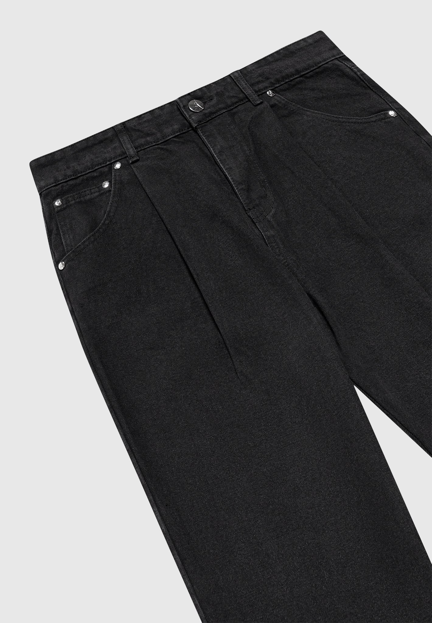pleated-jeans-washed-black