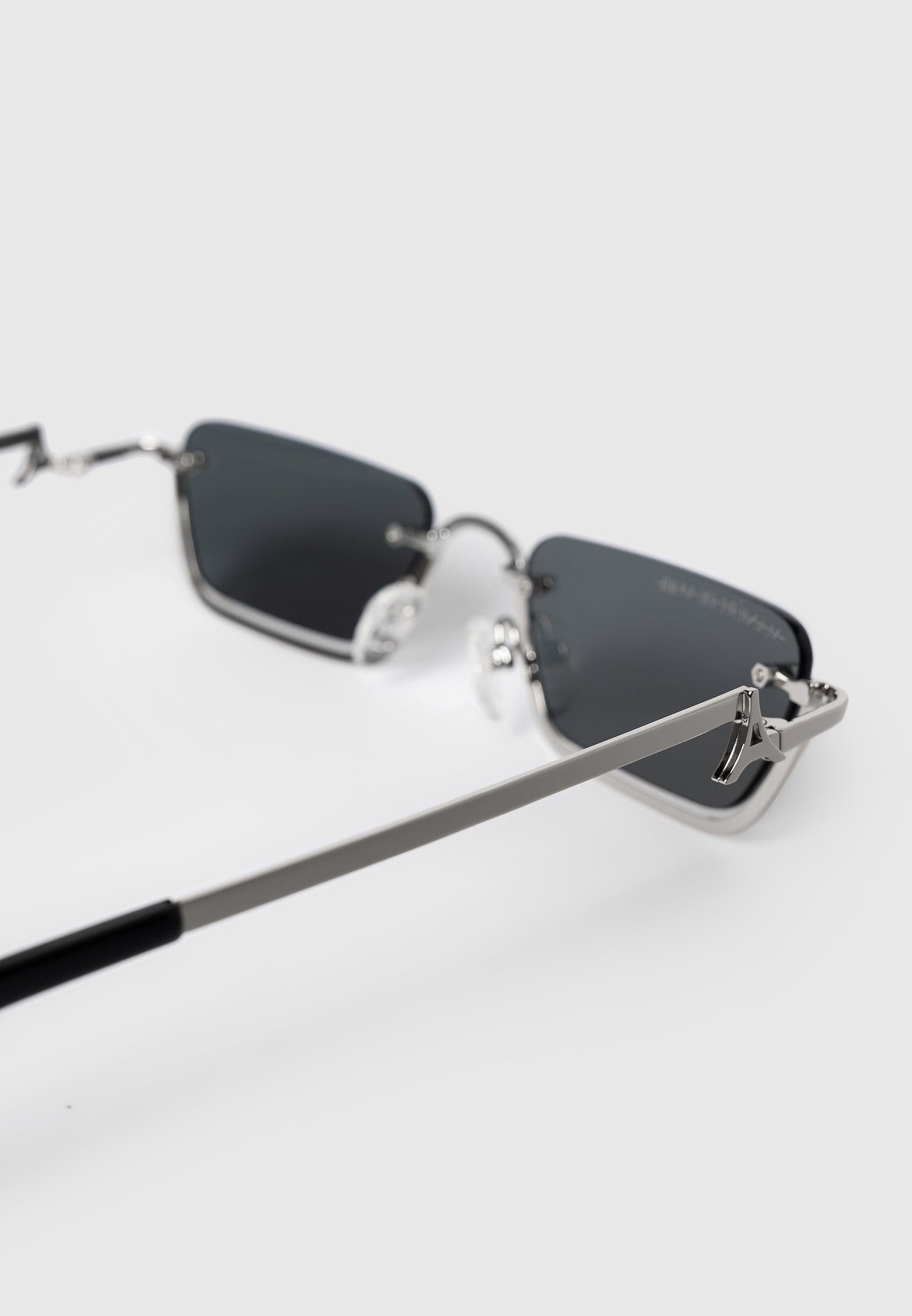 Sacha - Rectangular Frameless Sunglasses - Silver