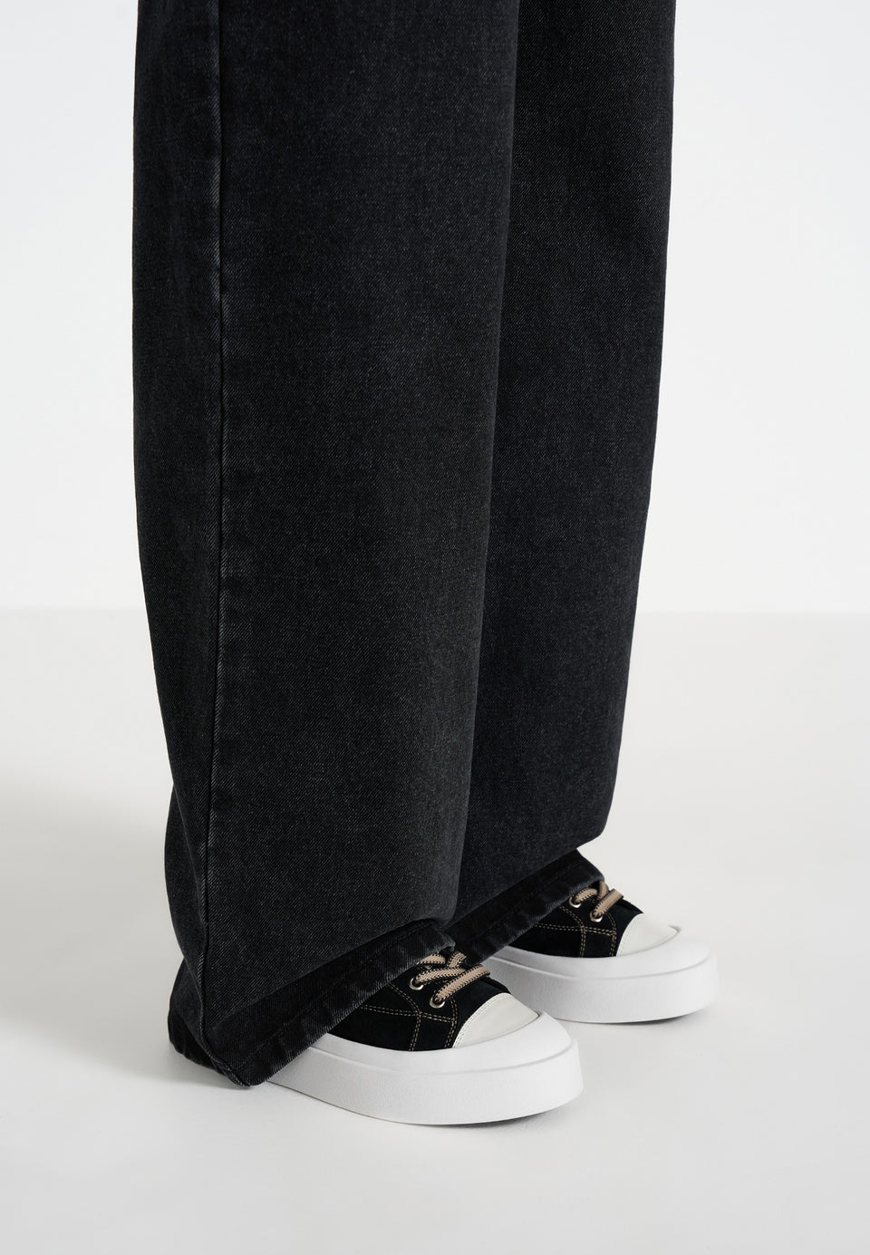 womens-vienna-suede-contrast-stitch-sneaker-black