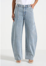 Enora - Hourglass Jean With Chain - Mid Blue