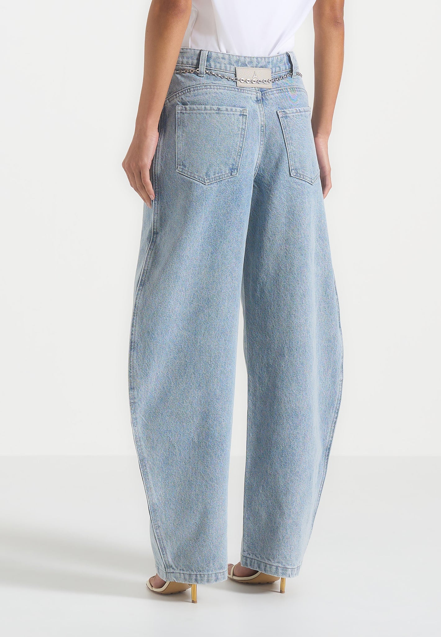Enora - Hourglass Jean With Chain - Mid Blue