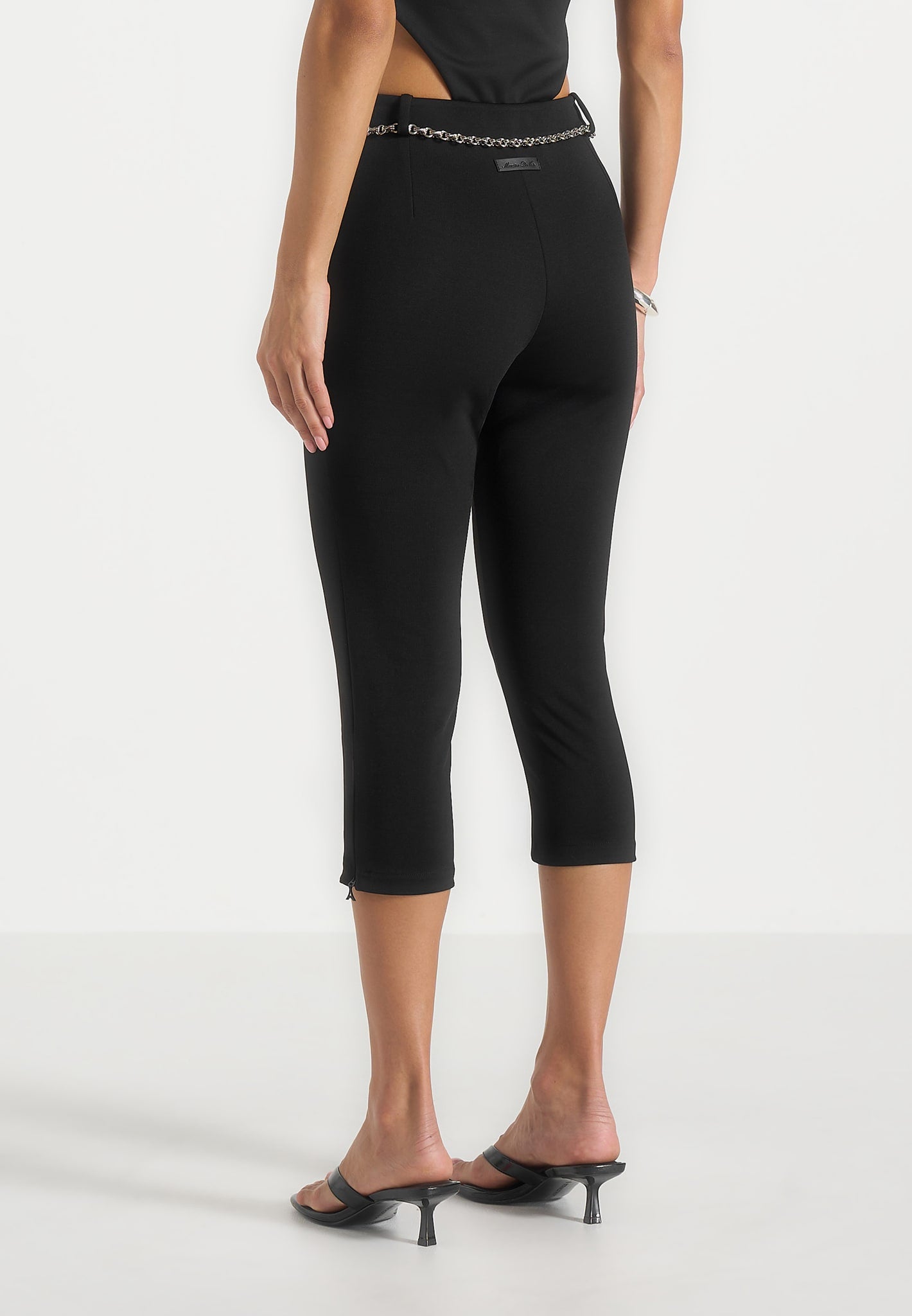 una-capri-leggings-with-chain-black