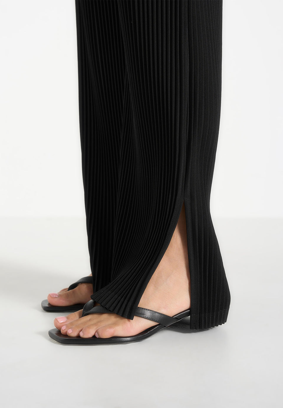Lila - Pleated Wide-Leg Trousers - Black