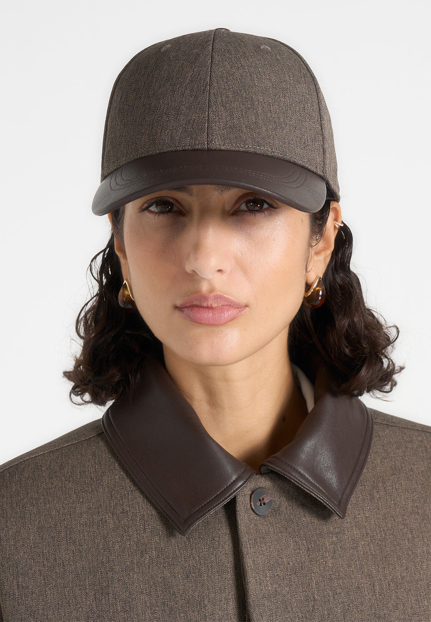 Ellis - Textured Tailored Cap With Leather Brim - Taupe