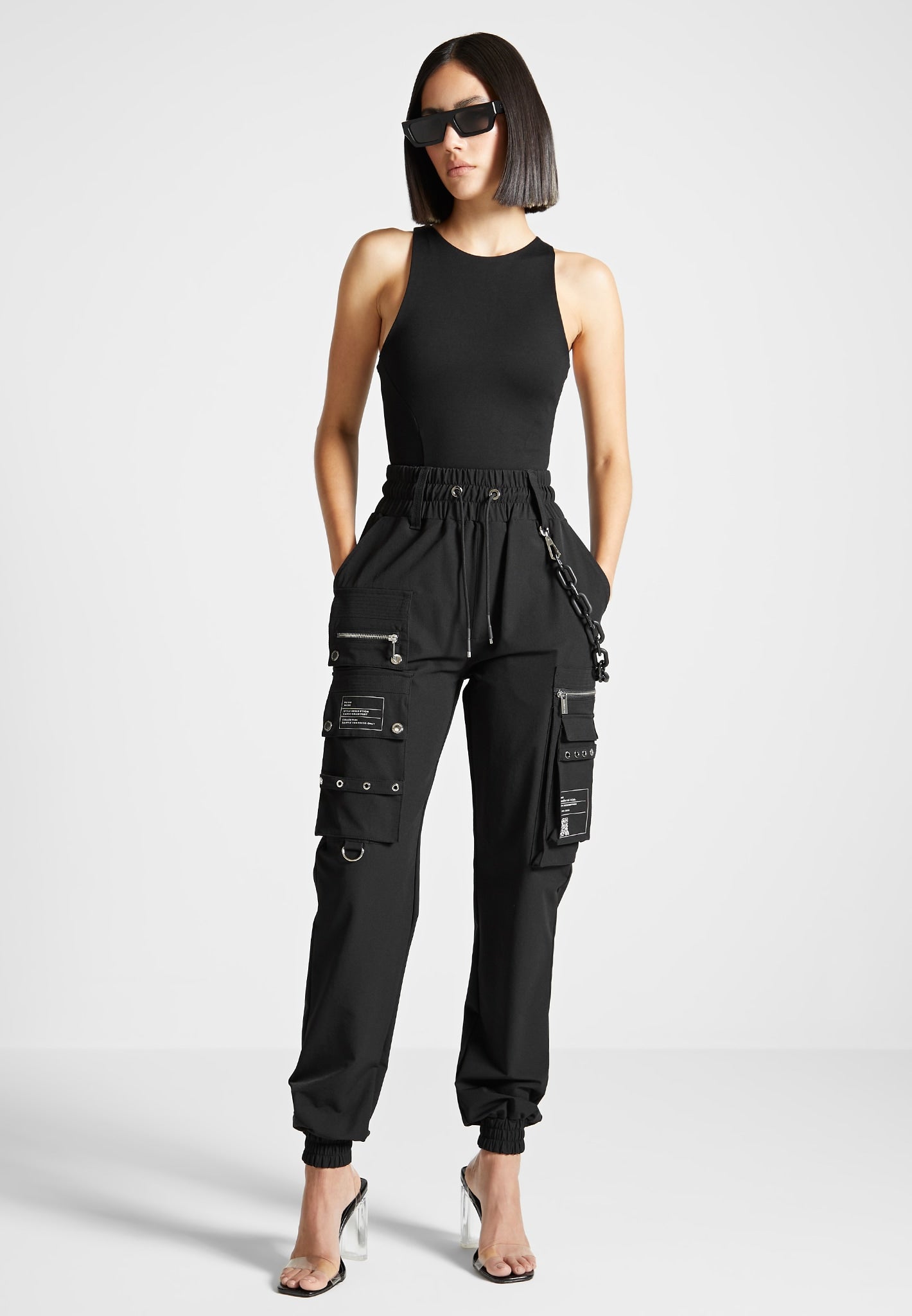 Cargo trousers with drawstring and chain