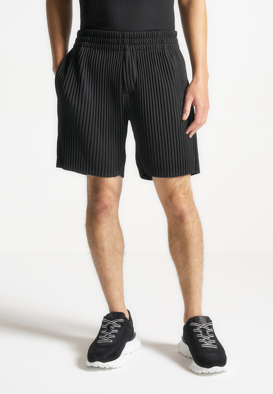 pleated-shorts-black