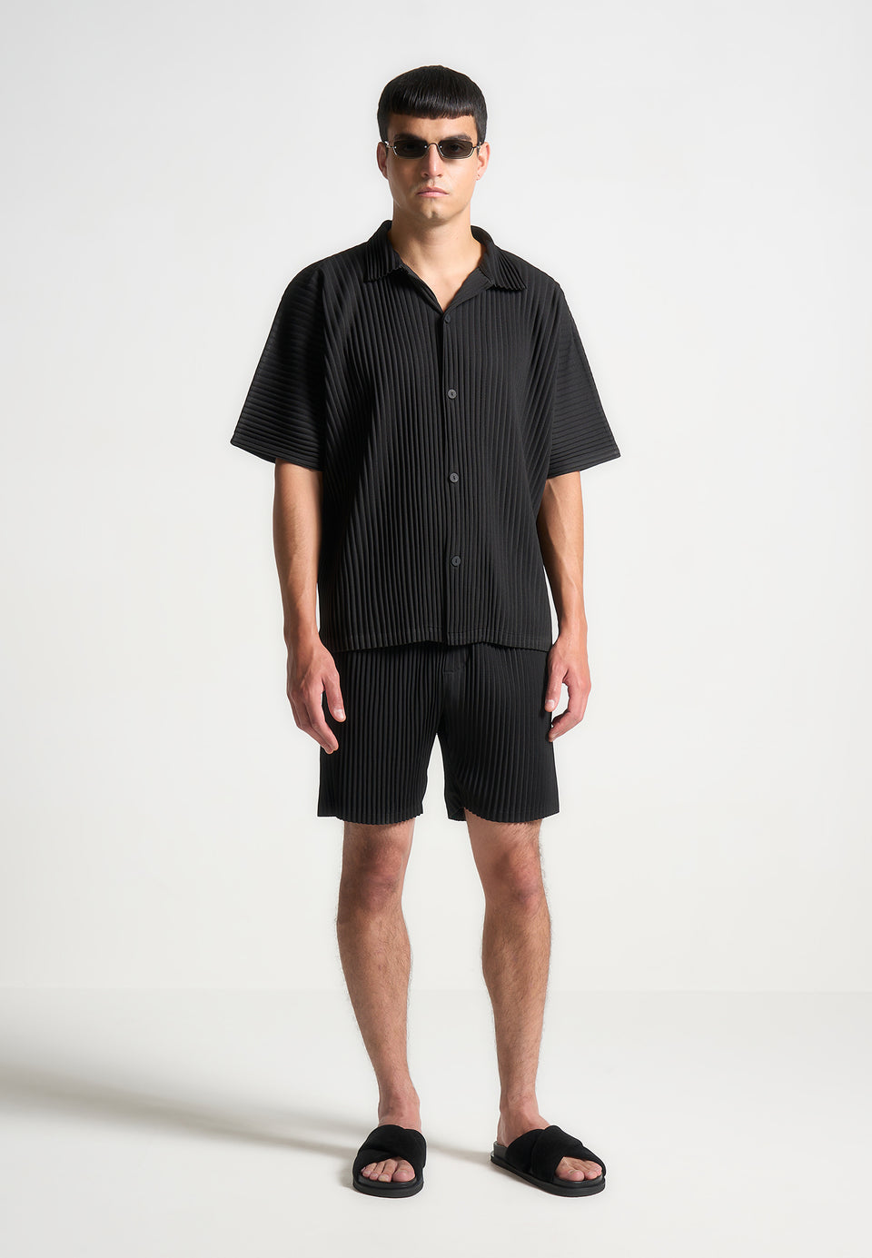 pleated-shorts-black