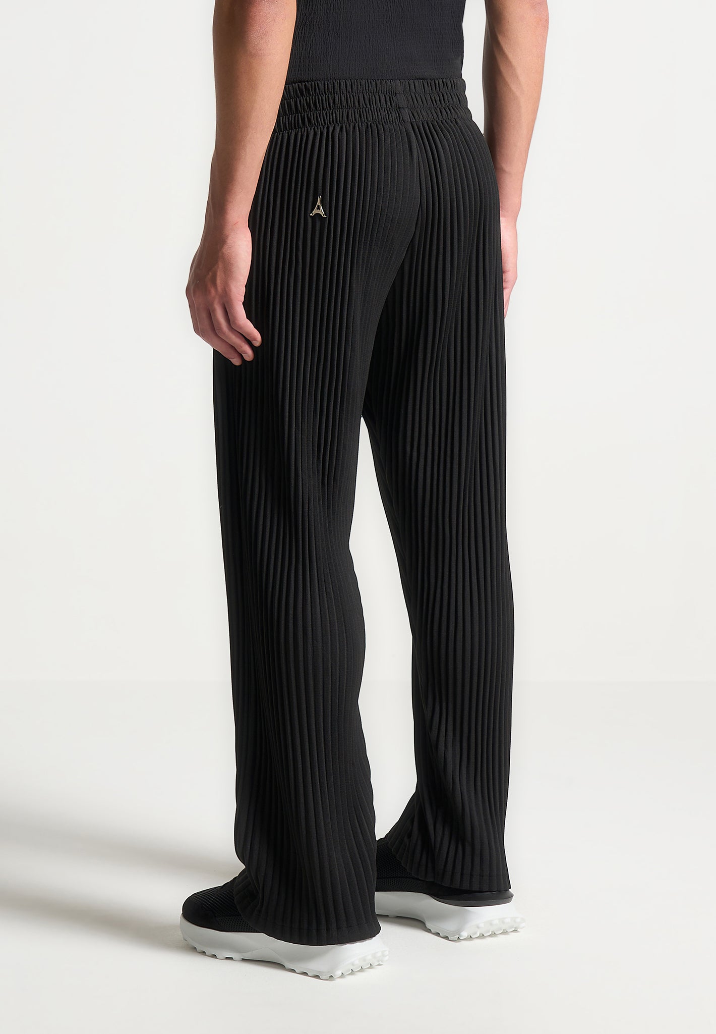 pleated-trousers-black