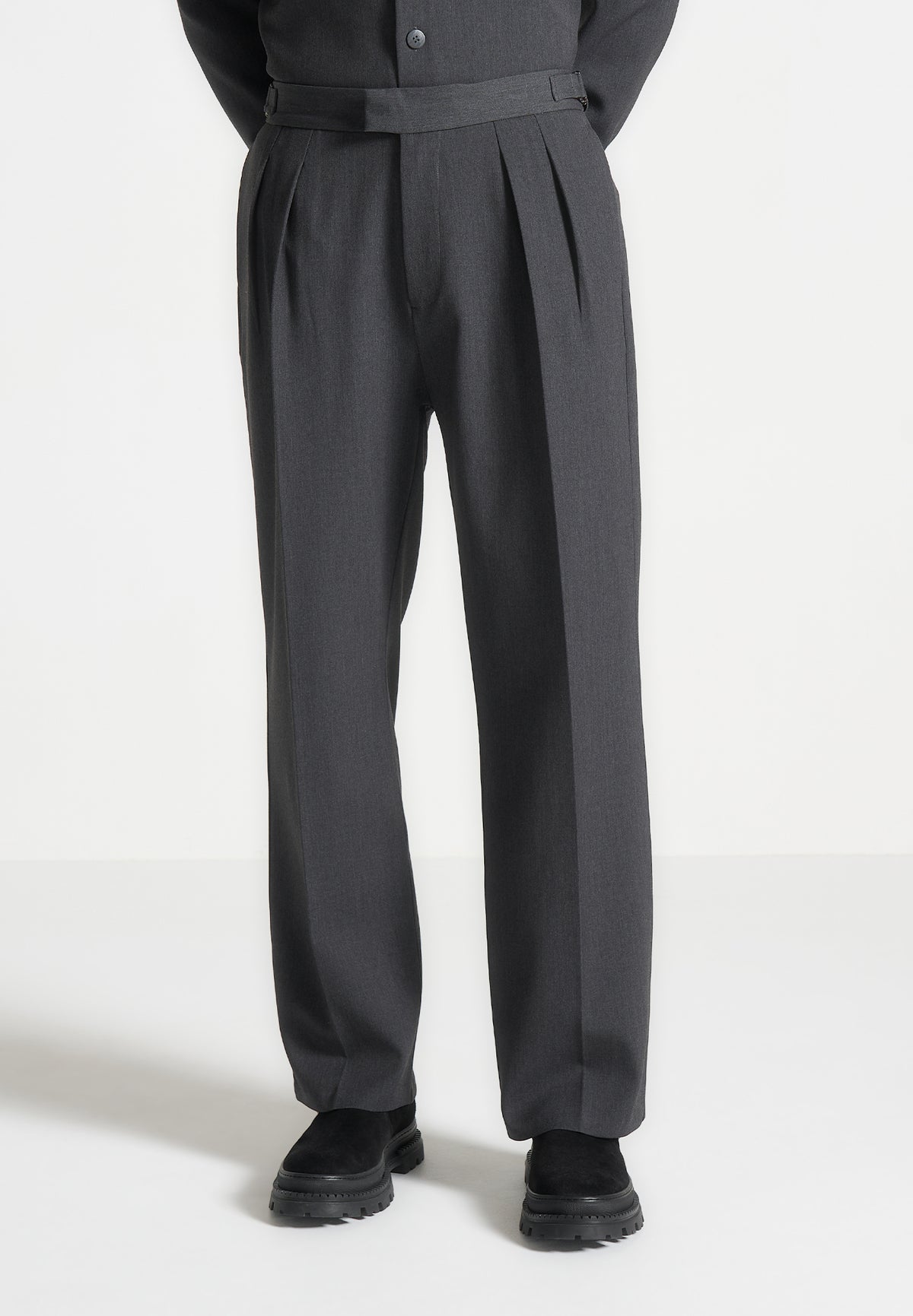 Pierre - Relaxed Fit Hatched Pleated Tailored Trousers - Dark Grey