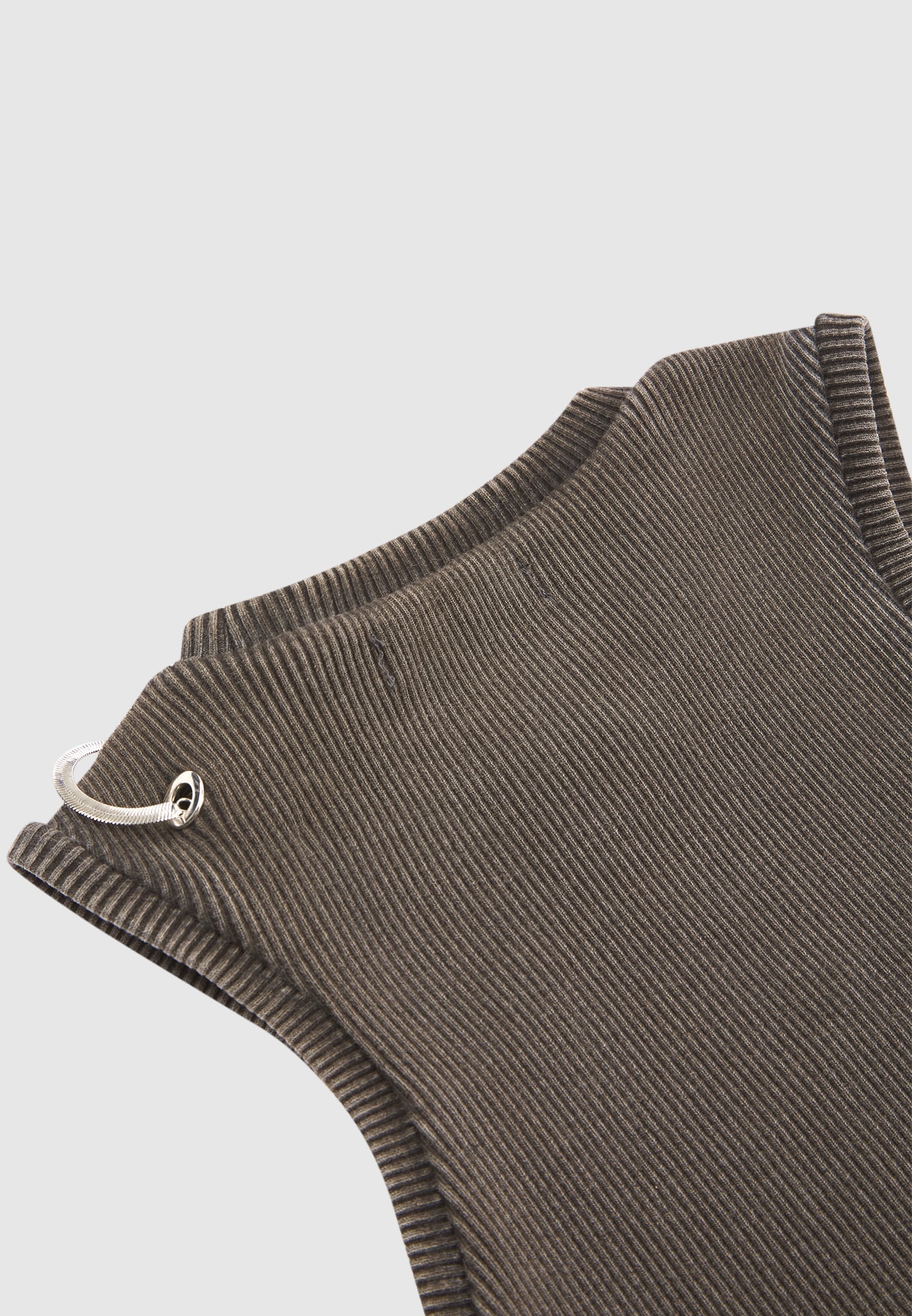 ribbed-crop-top-with-chain-washed-grey